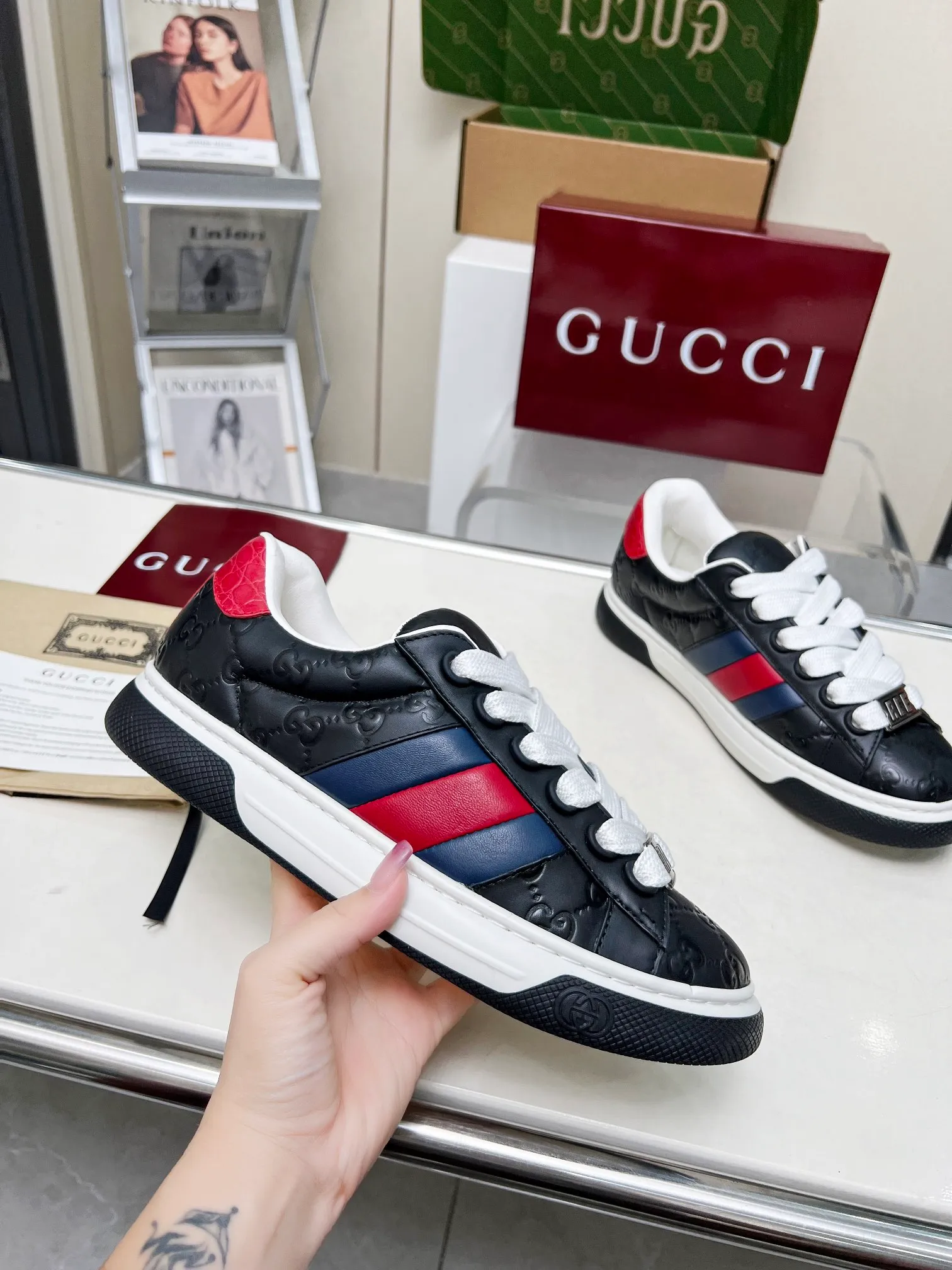 P660 embossed layout ❤️❤️❤️Gucci Gucci's latest Ace series casual sneakers for couples 🌸🌸🌸Original purchase, development and production. Since the advent of Gucci, the Ace series of sneakers has continued the brand narrative, and its ingenuity has made it the main product. The new series presents a distinctive low-top design with unique details to reinterpret the sneaker silhouette. The lace fixation is decorated with an "ACE" metal logo, and the thickened structure delicately creates a stiff shoe shape. 💖💖💖Gucci’s classic red and green striped webbing adds to the charm of the entire design. ☑️Fabric: Original imported first-layer cowhide ☑️Inner lining: Original customized soft cowhide ☑️Bottom thickness: 3CM ☑️Size: Female 35-40 Male 40-45